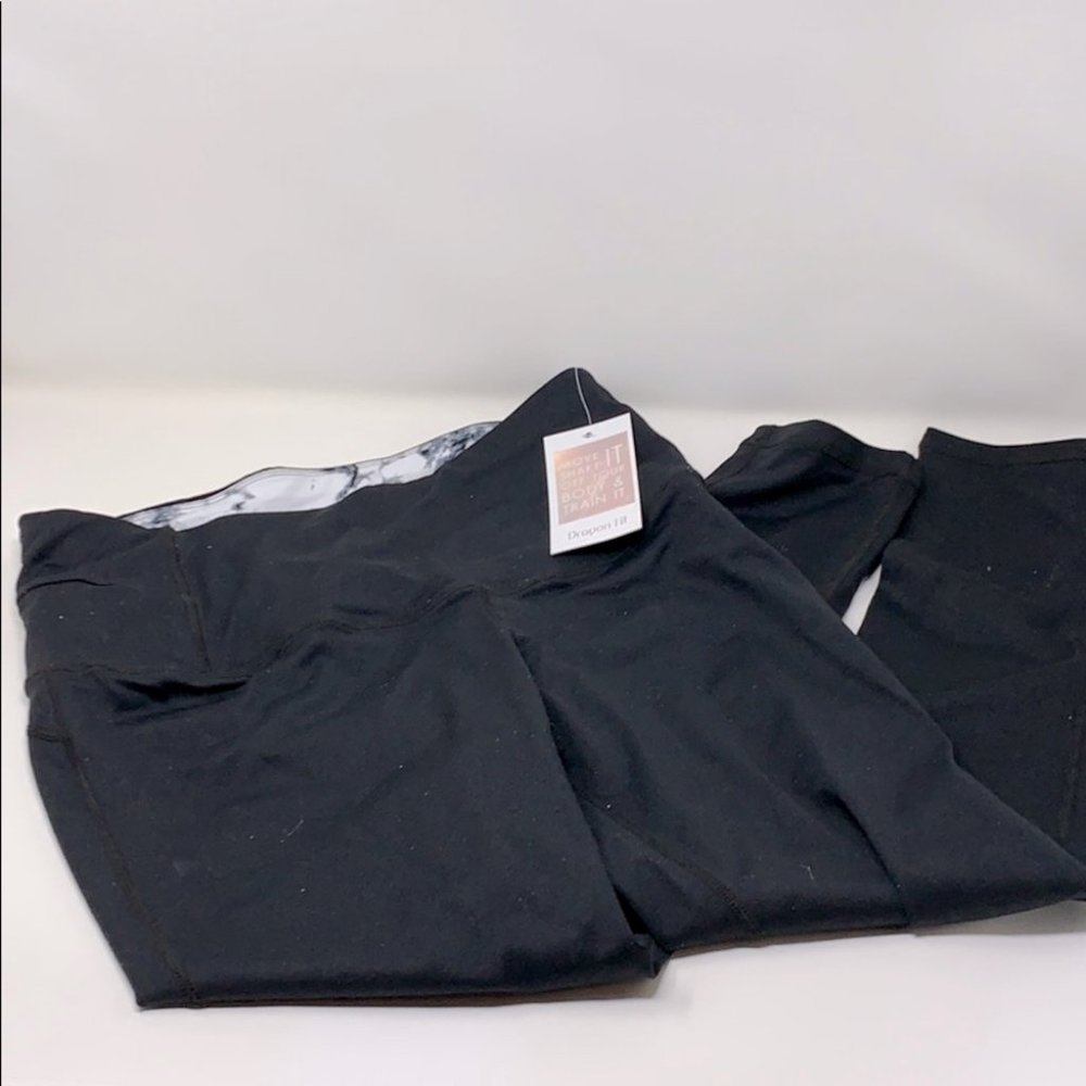 NWT Dragon Fit Cropped athletic leggings